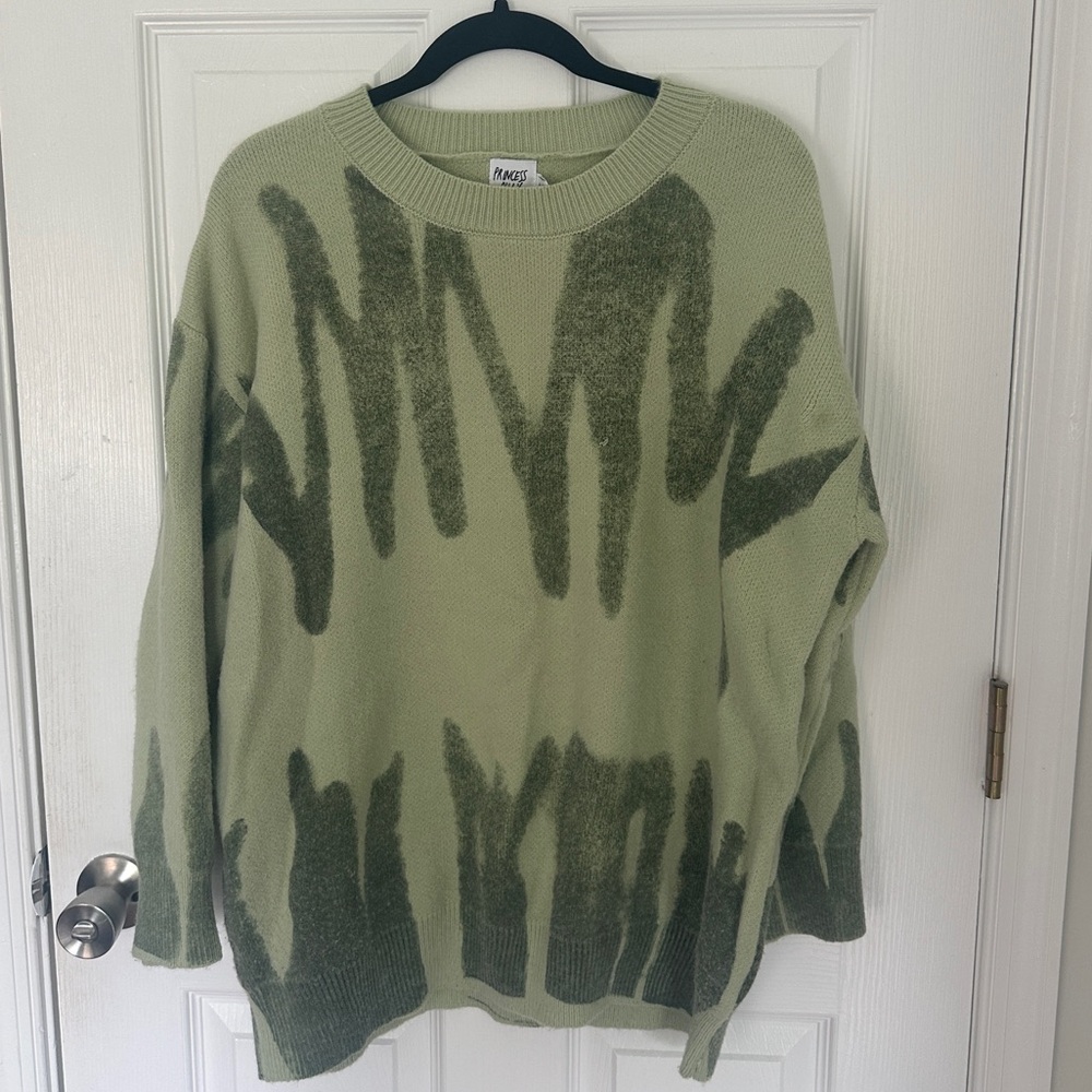Trendy slouchy sweater with green abstract pattern